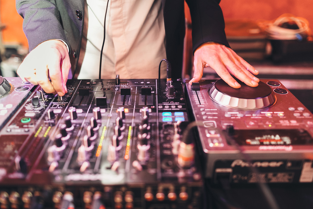 Fotografo Matrimonio Pavia Il dj suona una canzone per animare la serata