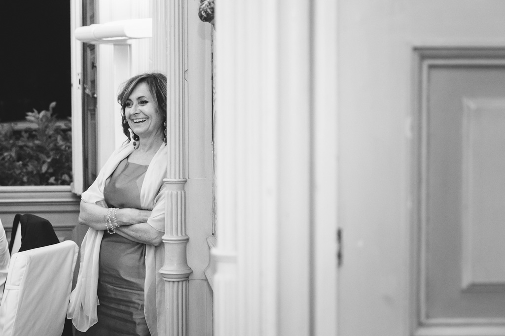 Fotografo Matrimonio Villa Caroli Zanchi La madre dello sposo sorride divertita la festa