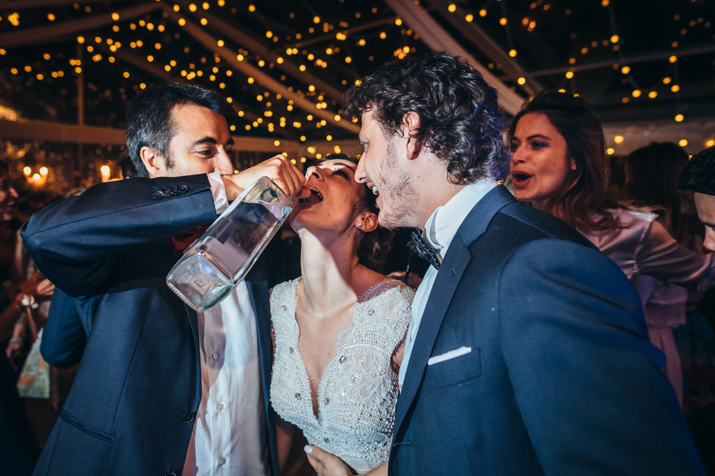 Fotografo Matrimonio Monza La sposa beve un drink dalla bottiglia