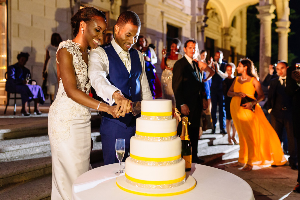 Fotografo Matrimonio Villa Erba I due sposi, Tony e Ayesha, tagliano la torta nunziale