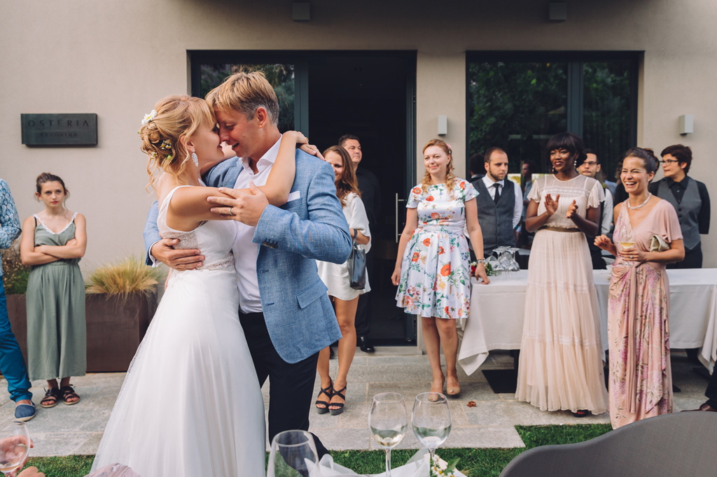 Fotografo Matrimonio Langhe Gli sposi danzano prima del banchetto del ricevimento
