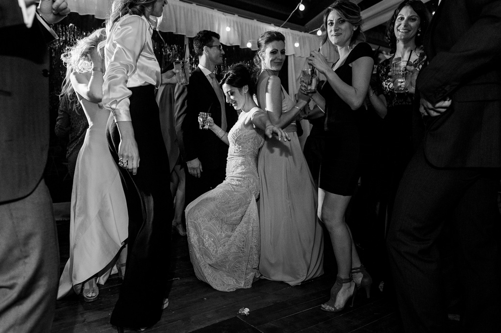 Fotografo Matrimonio Monza La sposa si lancia in balli scatenati
