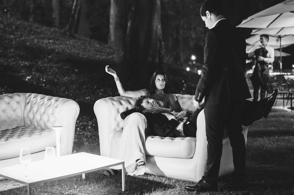 Fotografo Matrimonio Villa Caroli Zanchi Gli invitati si coricano qualche istante prima durante il ricevimento