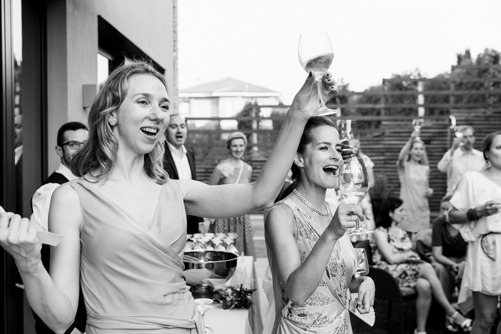Fotografo Matrimonio Langhe Gli invitati esultano durante le danze degli sposi