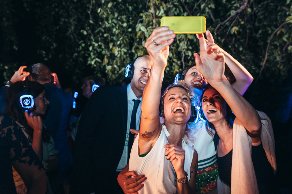Fotografo Matrimonio Monza Gli invitati si scattano un selfie