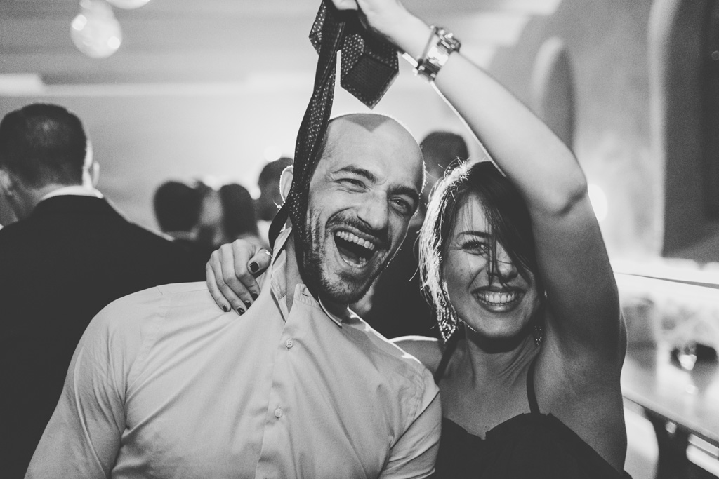 Fotografo Matrimonio Pavia Due invitati giocano con una cravatta