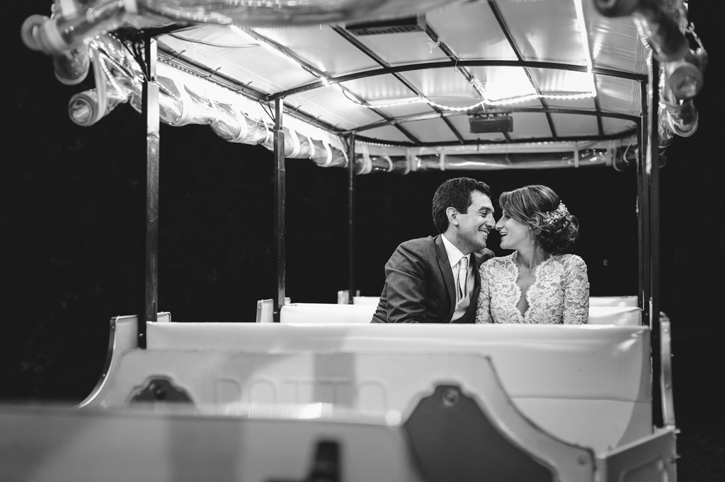 Fotografo Matrimonio Villa Caroli Zanchi I due sposi si osservano dolcemente durante il viaggio sul trenino magico