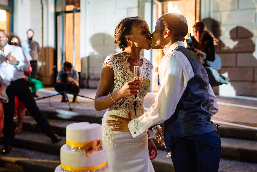 Fotografo Matrimonio Villa Erba I due sposi si scambiano un bacio all'uscita di Villa Erba