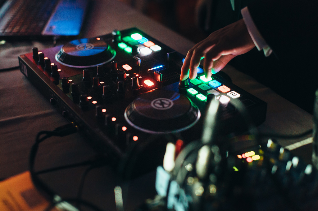 Fotografo Matrimonio Monza Il dj suona la canzone preferita degli sposi