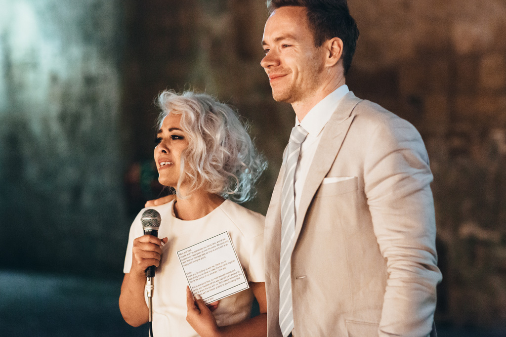 Gli sposi spendono alcune parole per gli invitati