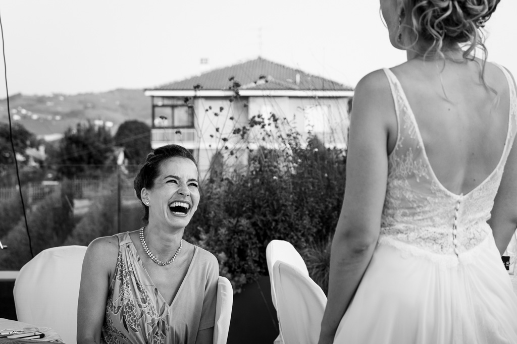 Fotografo Matrimonio Langhe Una damigella scherza con la sposa
