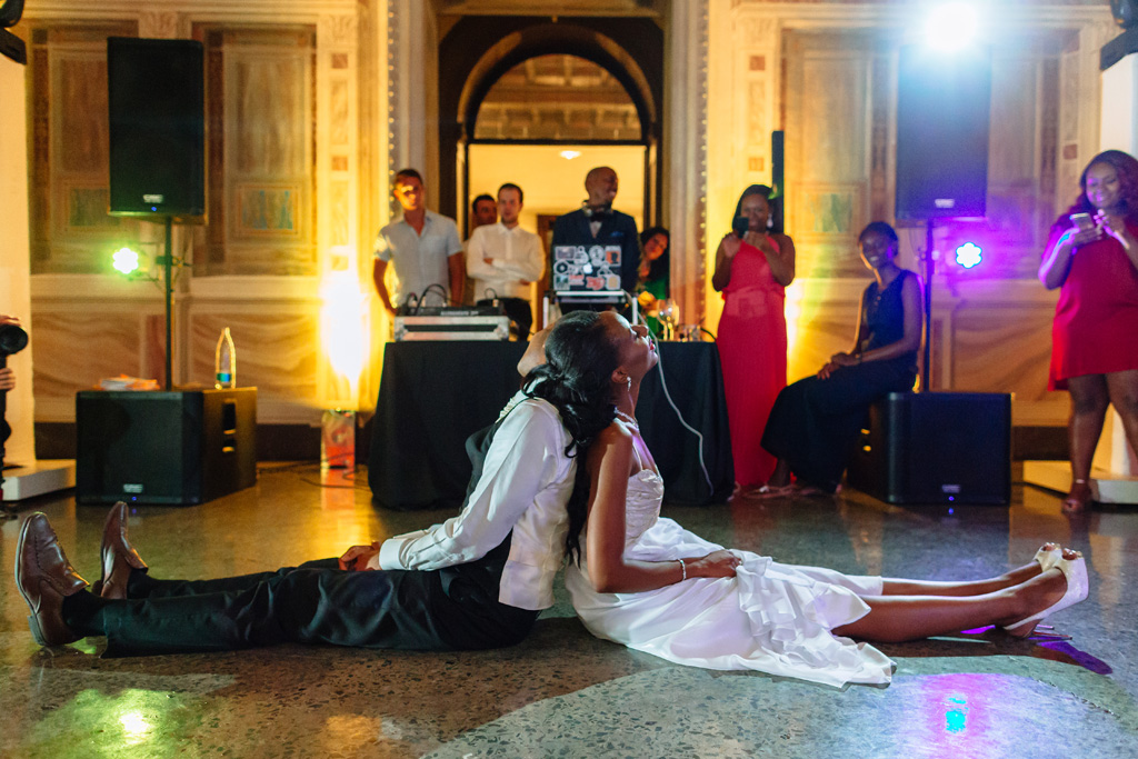 Fotografo Matrimonio Villa Erba I due ospiti cantano sdraiati sul pavimento della sala