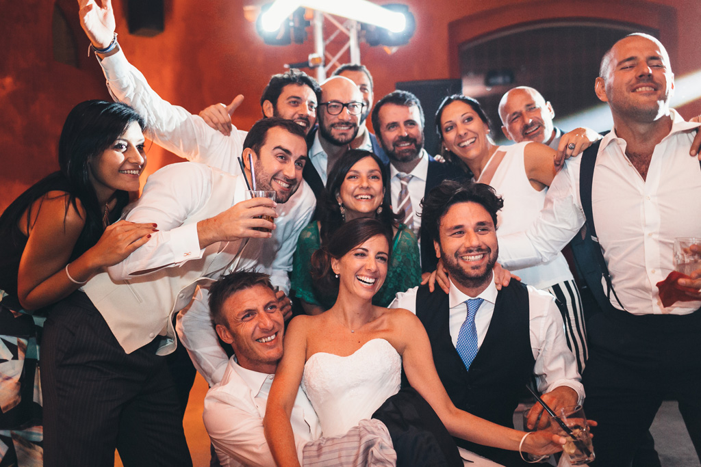 Fotografo Matrimonio Pavia Gli invitati si cattano una foto di gruppo in compagnia degli sposi