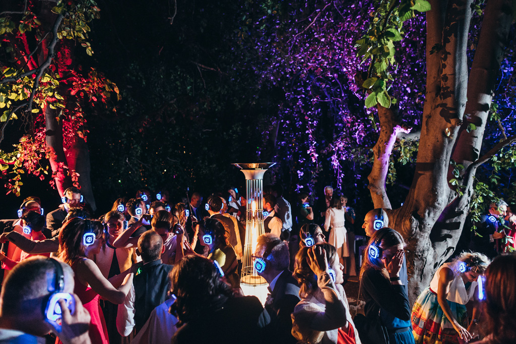 Fotografo Matrimonio Monza Gli invitati danzano con delle cuffie fluorescenti