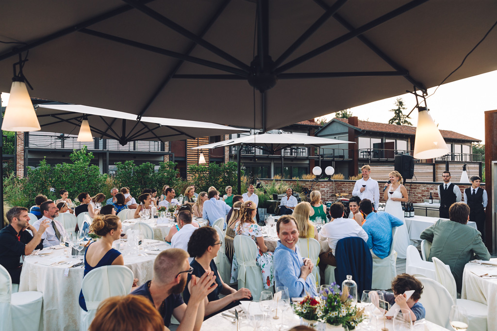 Fotografo Matrimonio Langhe Una panoramica della sala di ricevimento svolto nelle Langhe