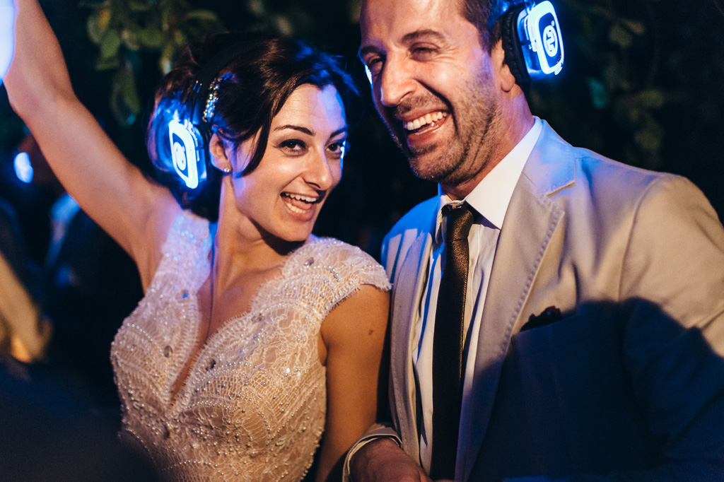 Fotografo Matrimonio Monza Il fotografo Alessandro Della Savia ritrae Simone e Federica mentre ballano la sillent disco