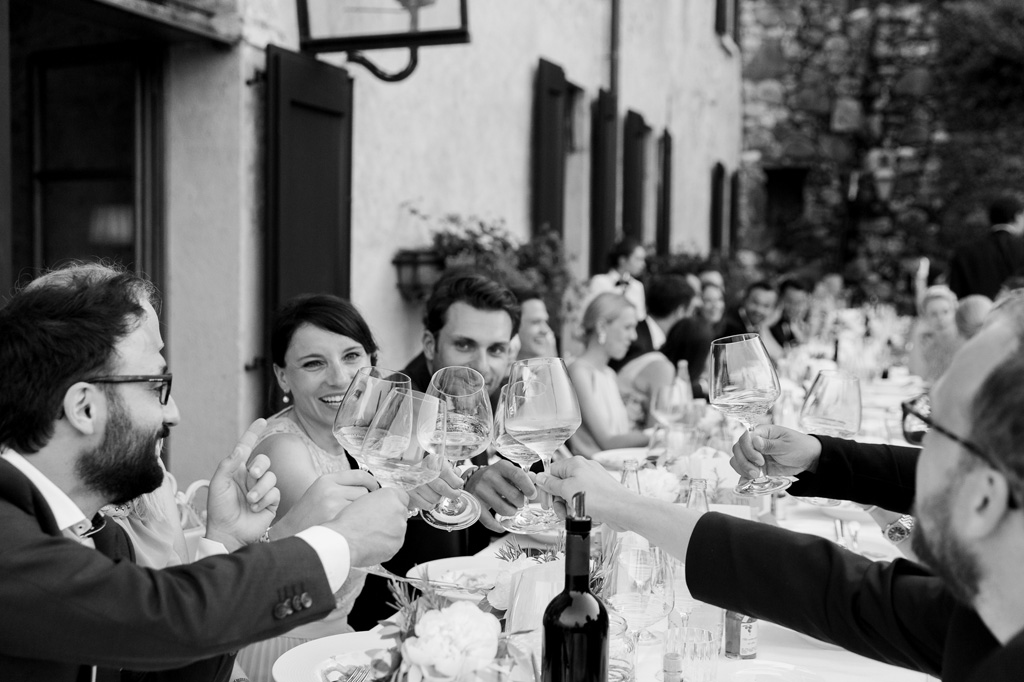 Gli invitati brindano