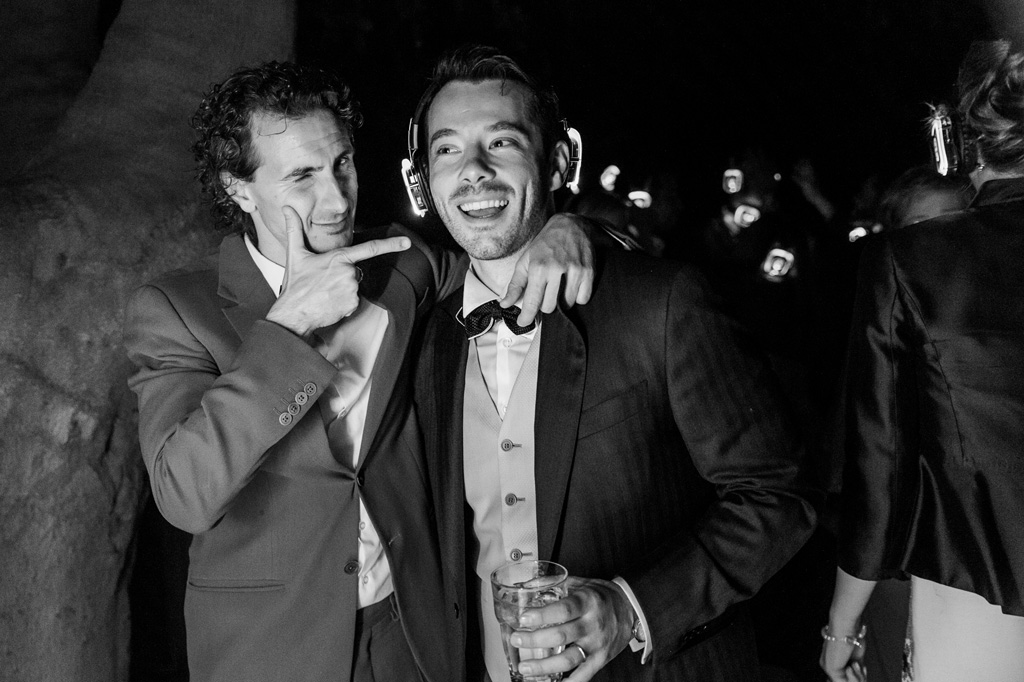 Fotografo Matrimonio Monza Lo sposo è in compagnia di un testimone durante la festa