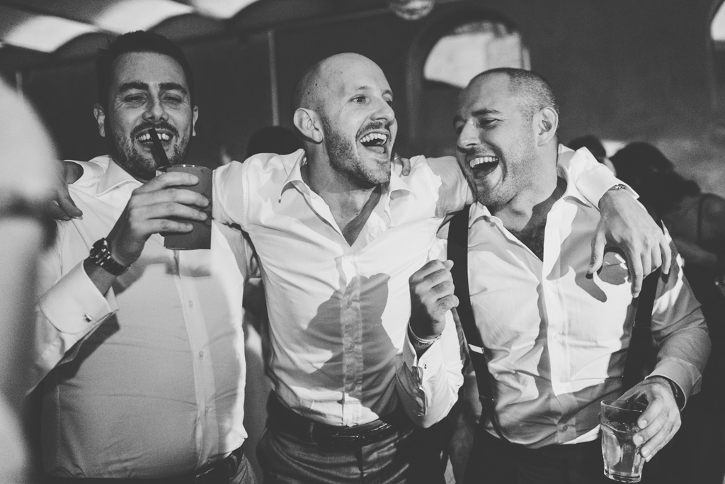 Fotografo Matrimonio Pavia Gli invitati esultano calorosamente