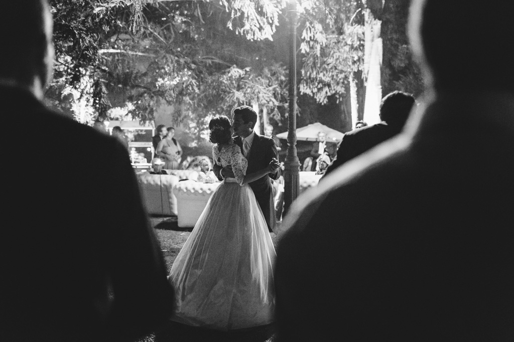 Fotografo Matrimonio Villa Caroli Zanchi Gli sposi danzano un lento romantico