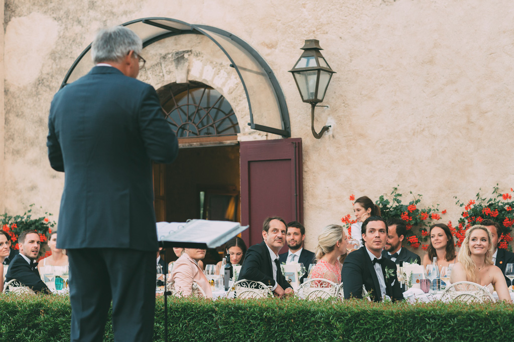 Il padre della poso prende la parola per enunciare un discorso
