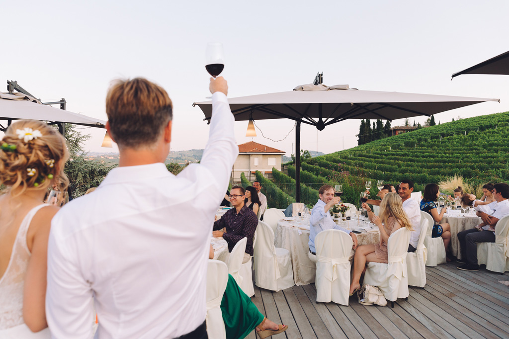Fotografo Matrimonio Langhe Gli sposi brindano insieme agli invitati