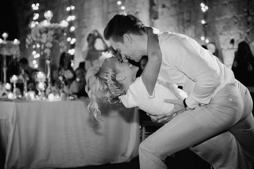 Lo sposo prende in braccio la sposa