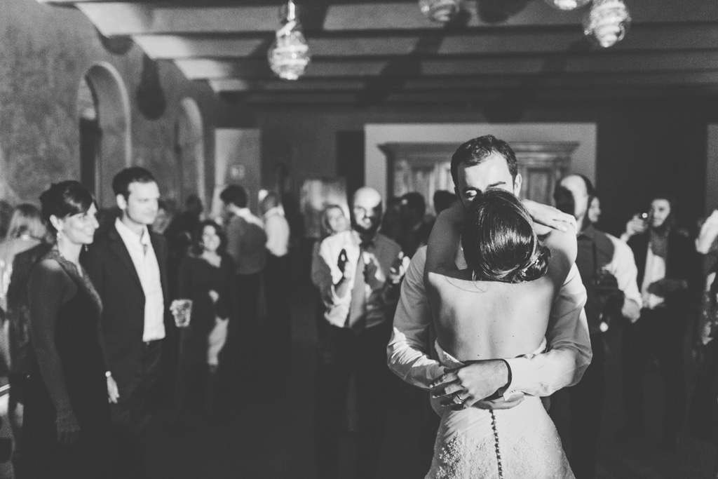 Fotografo Matrimonio Pavia I due sposi, Federico e Silvia, si baciano teneramente in pista da ballo