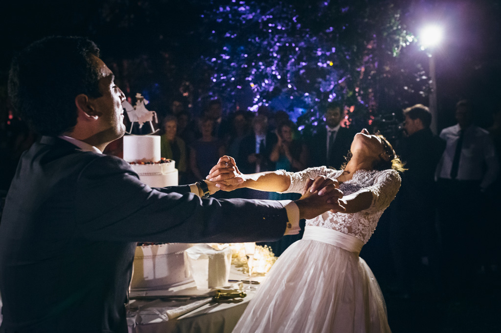 Fotografo Matrimonio Villa Caroli Zanchi Gli sposi danzano sotto i riflettori