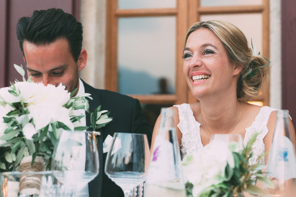 La sposa sorride gioiosamente