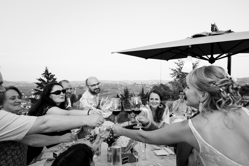 Fotografo Matrimonio Langhe Gli invitati alzano i calici in onore degli sposi