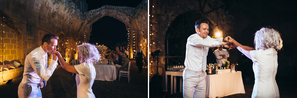 Lo sposo bacia le mani della sposa