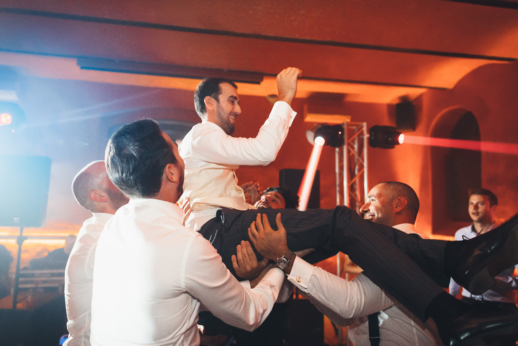 Fotografo Matrimonio Pavia I testimoni festeggiano sollevando lo sposo per aria