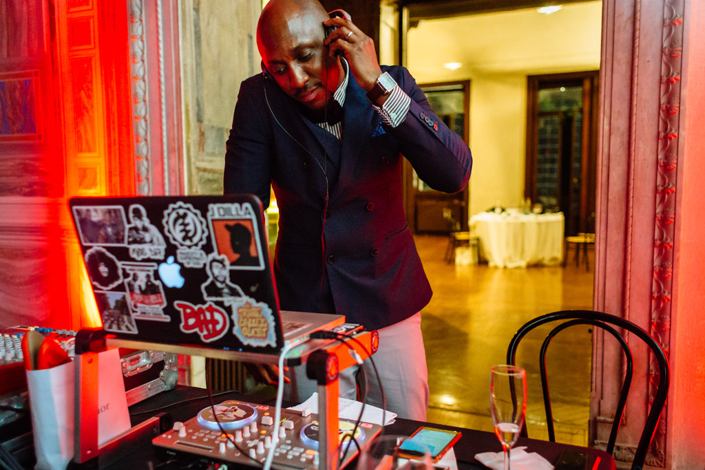 Fotografo Matrimonio Villa Erba Il dj suona la playlist della serata