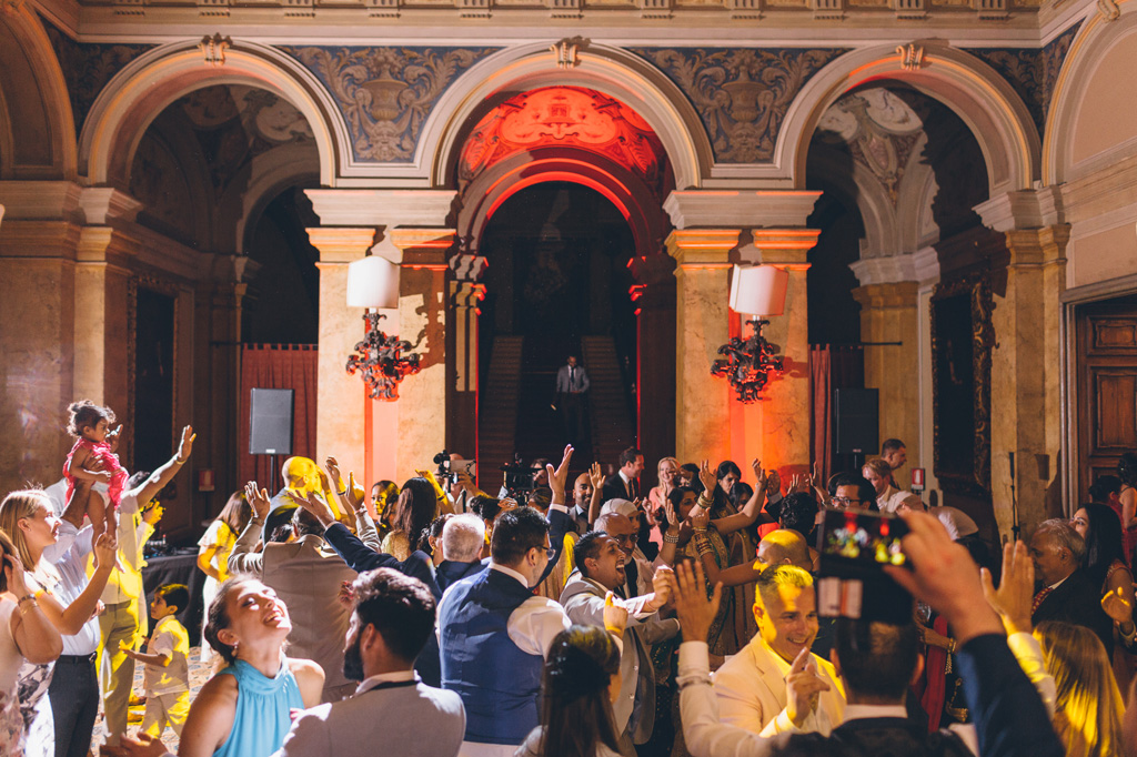 Gli invitati danzano presso Villa Erba