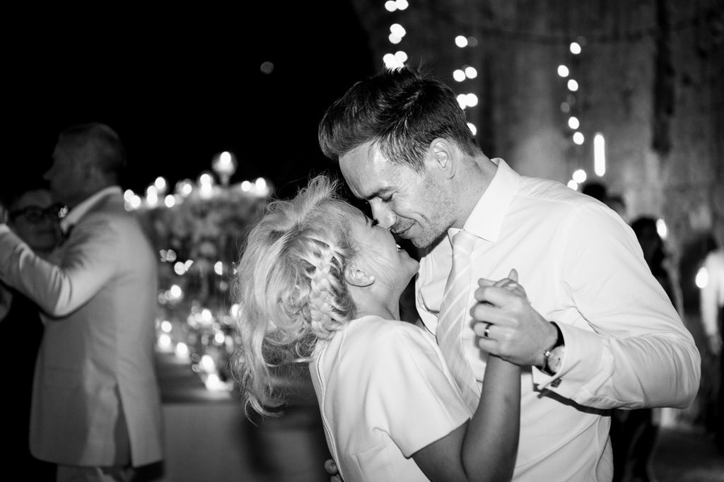 Lo sposo danza con la sposa