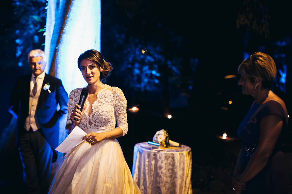 Fotografo Matrimonio Villa Caroli Zanchi La sposa prepara una dedica per il suo futuro marito