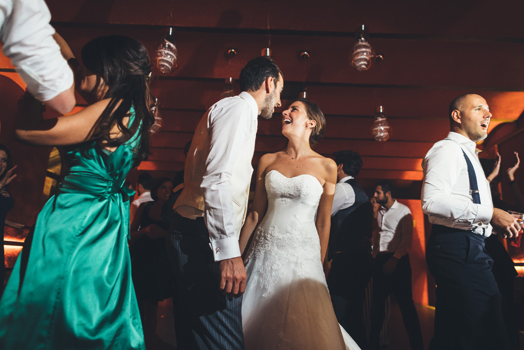 Fotografo Matrimonio Pavia Silvia sorride allo sposo Federico