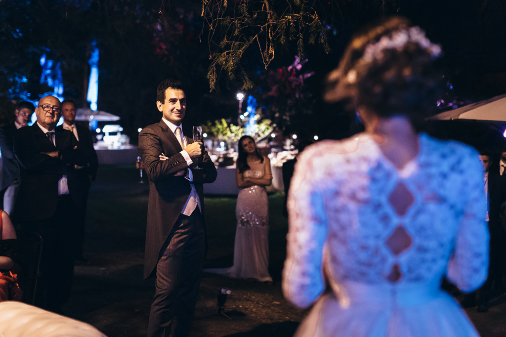 Fotografo Matrimonio Villa Caroli Zanchi Il marito guarda teneramente la sua futura moglie