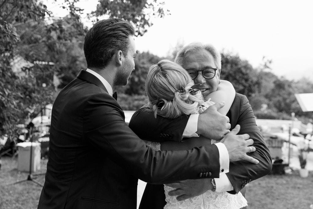 Il padre della possa abbraccia gli sposi