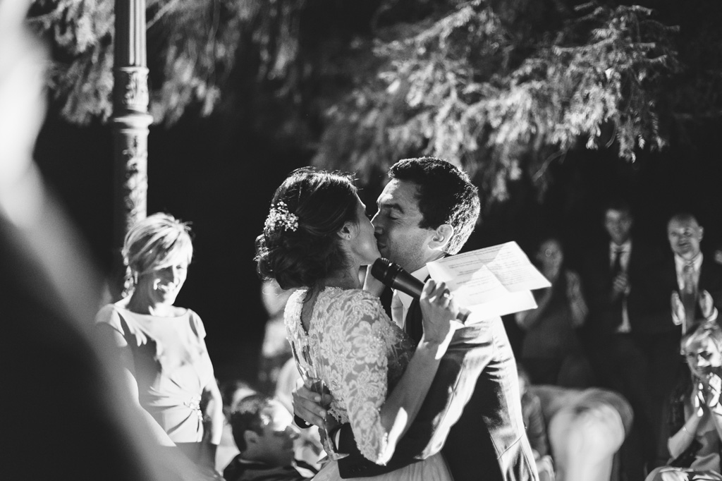 Fotografo Matrimonio Villa Caroli Zanchi Lo sposo emozionato bacia la sposa