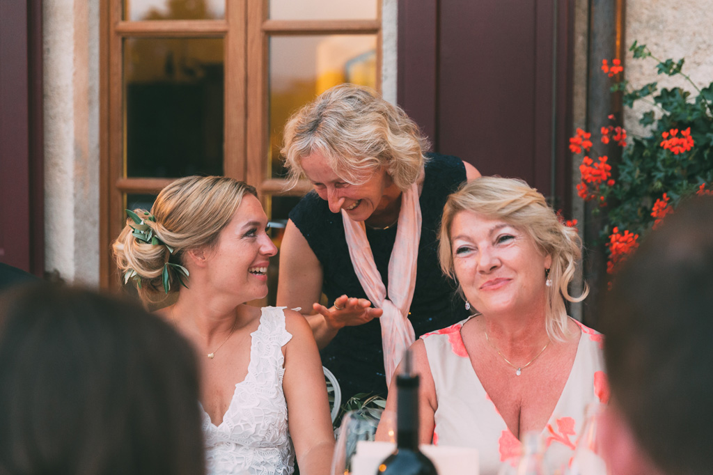 La sposa scherza con parenti e amiche