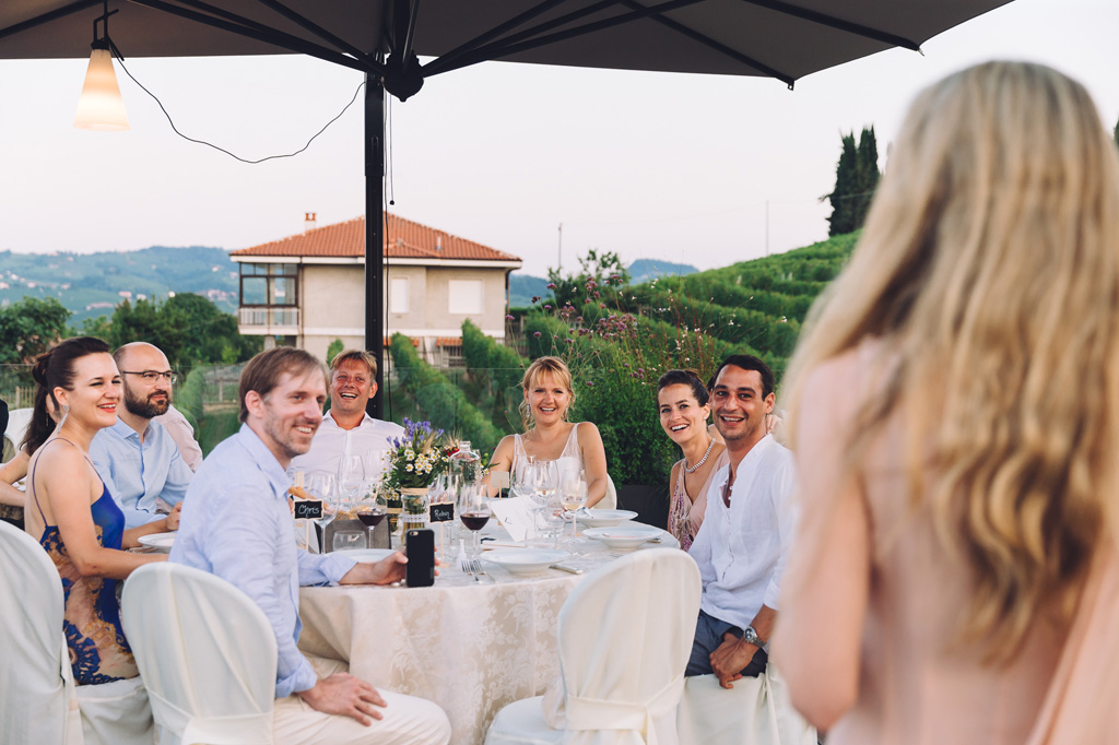 Fotografo Matrimonio Langhe Gli invitati ascoltano interessati ii discorsi degli amici più cari degli sposi