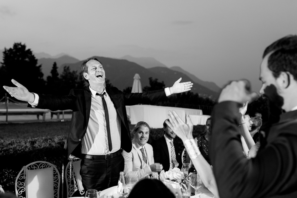 Un ospite esulta