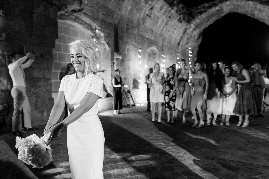 La sposa lanca il bouquet agli invitati