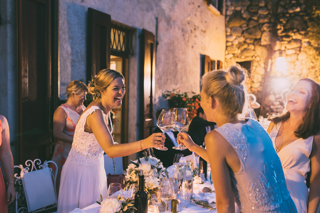 La sposa brinda in compagnia delle damigelle