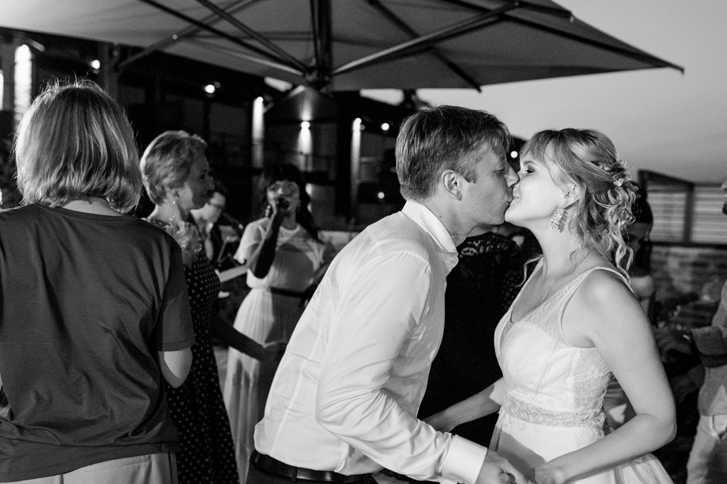 Fotografo Matrimonio Langhe Dimitri e Tatiana si baciano in un momento di intimità