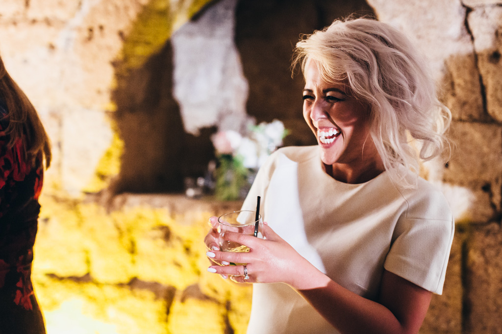 La sposa sorride durante una giornata speciale