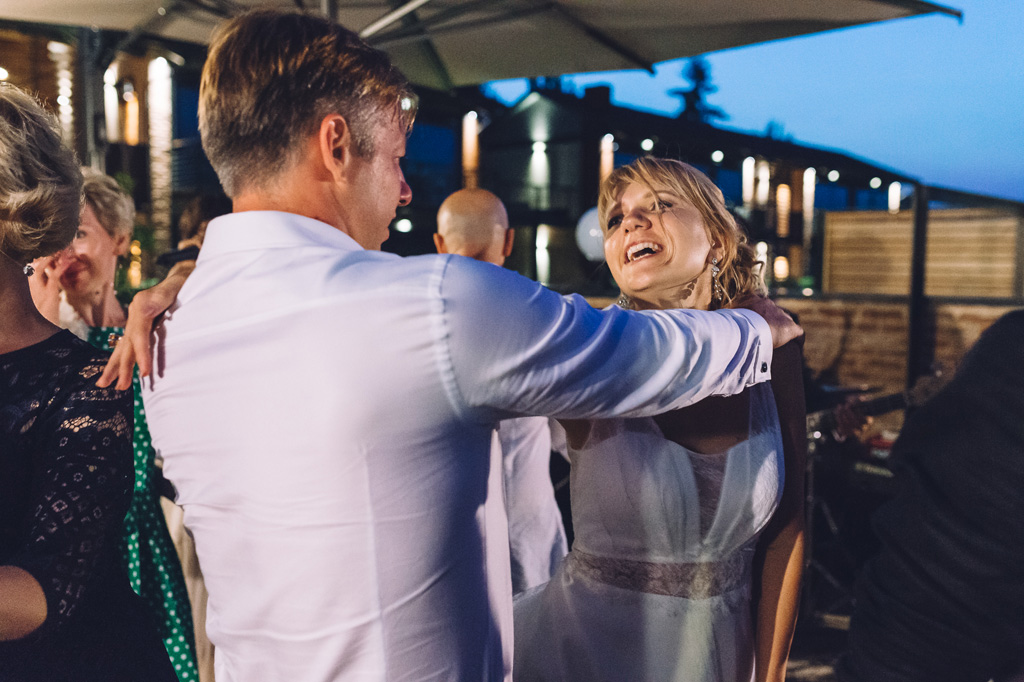 Fotografo Matrimonio Langhe Lo sposo balla con la sposa durante la festa dopo il ricevimento presso l'Osteria Arborina