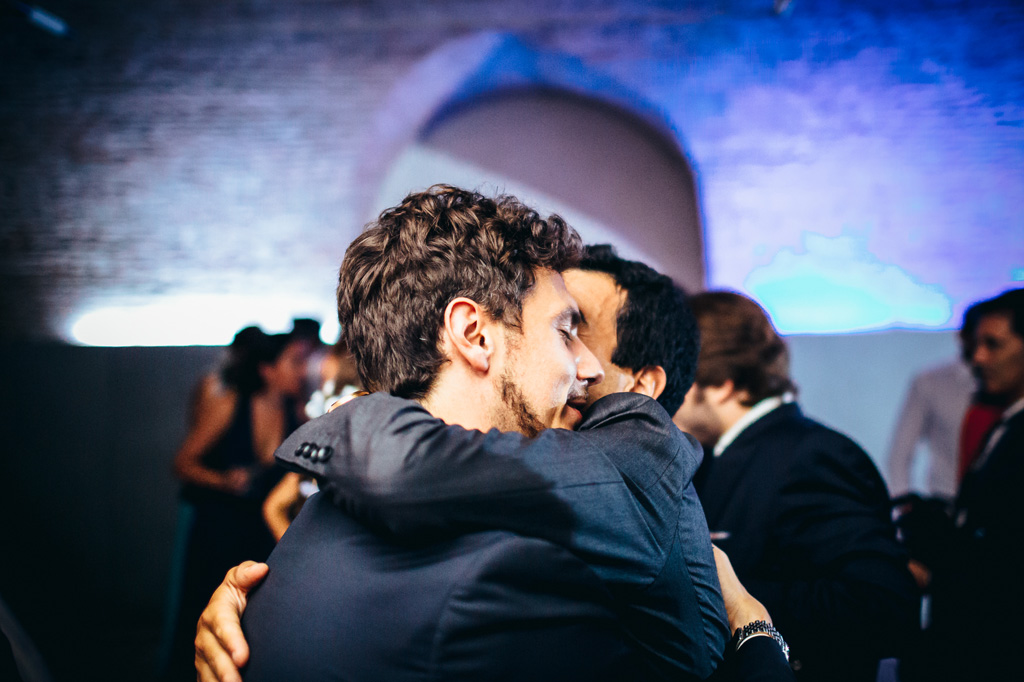 Fotografo Matrimonio Villa Caroli Zanchi Lo sposo abbraccia un invitato durante i balli
